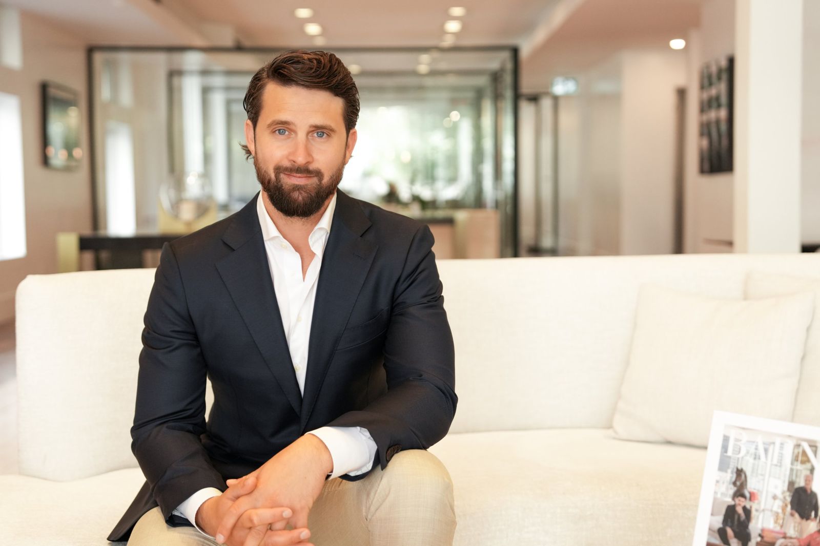 Benjamin Pelletier dans les bureaux de BARNES Québec