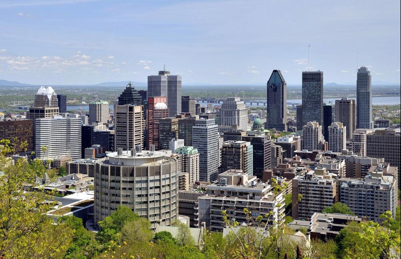 Les tours du centre-ville de Montréal vues du mont Royal, le fleuve à l'horizon
