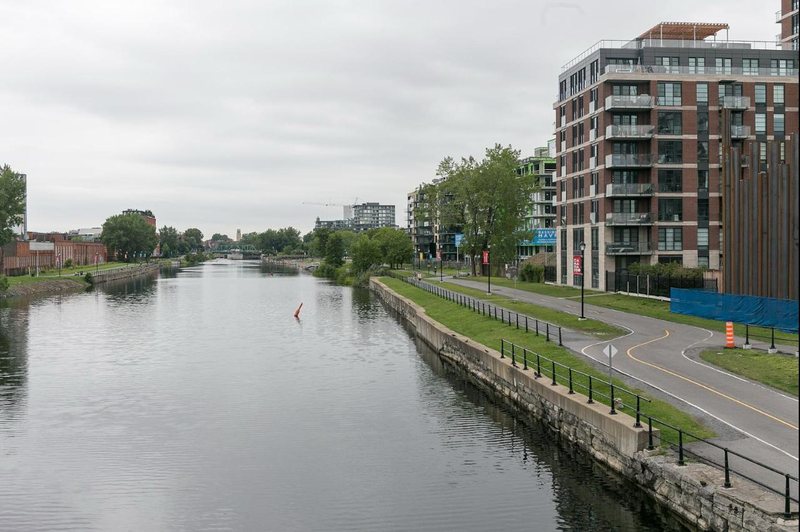 Le canal de Lachine et sa piste cyclable, bordés d'immeubles de condos neufs
