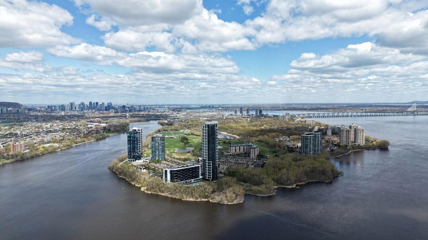 Vue aérienne de la pointe nord de L'Île-des-Sœurs, avec ses tours et le fleuve, et le centre-ville au loin