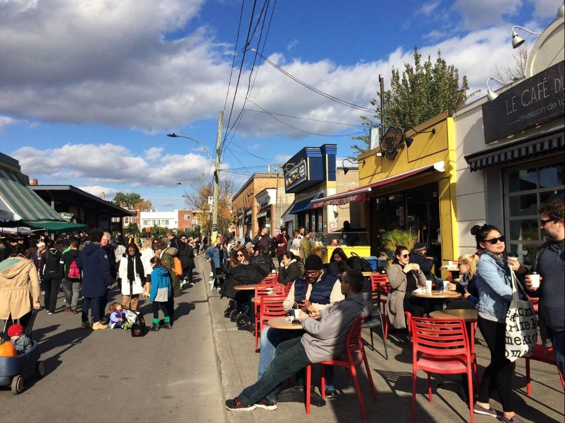 Terrasses de café animées sous le soleil, rue de la Petite-Italie