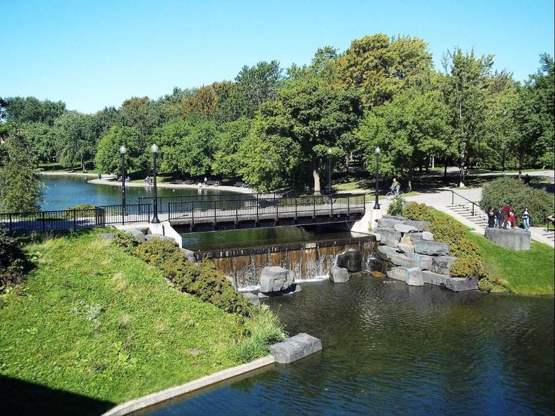 Cascade et passerelle du parc La Fontaine en été