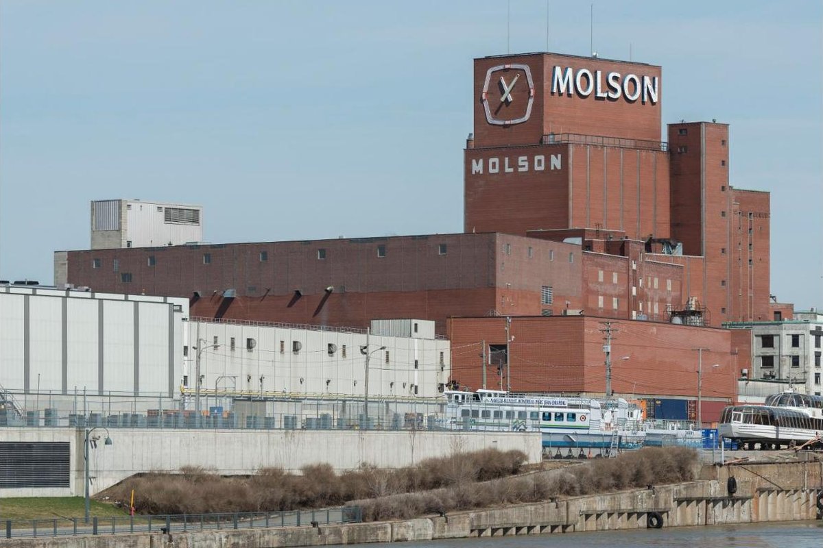 L'ancienne brasserie Molson au bord du fleuve à Montréal, sa tour de briques, son horloge et son enseigne