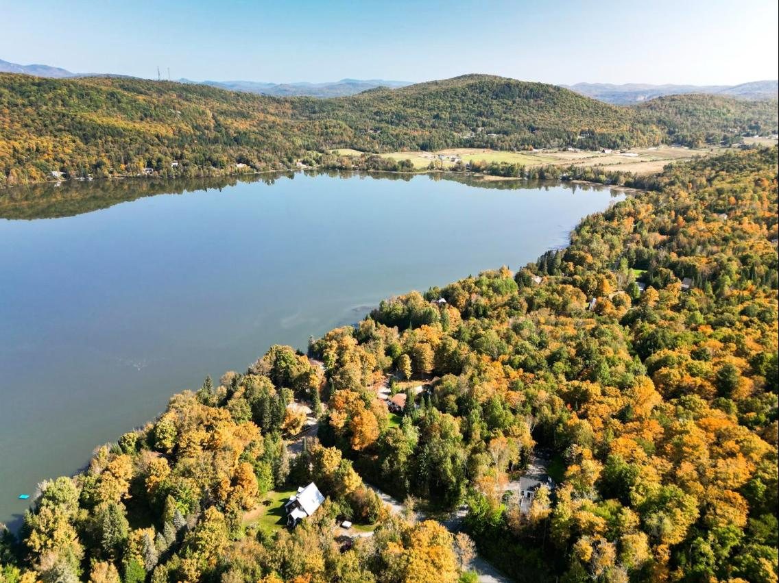 Vue aérienne d'un lac et des montagnes de Mont-Tremblant aux couleurs de l'automne