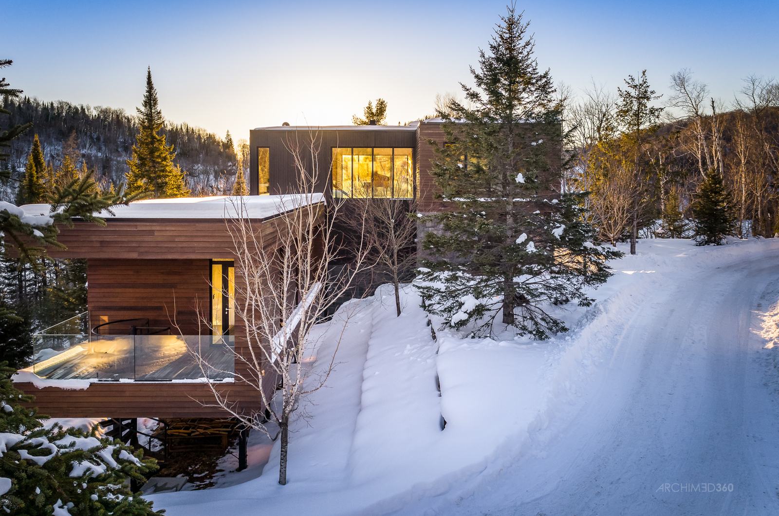 Façade en bois et verre au coucher du soleil, en hiver