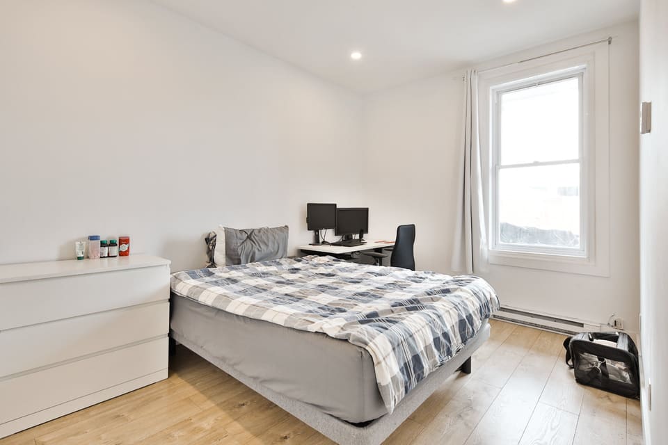 Chambre à coucher — Quintuplex, 301-311, Rue de l'Église, Verdun